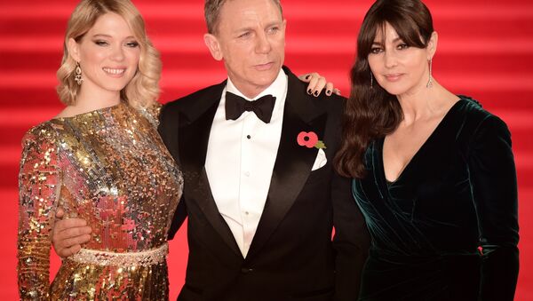 (L-R) French actress Lea Seydoux, British actor Daniel Craig and Italian actress Monica Bellucci pose on arrival for the world premiere of the new James Bond film 'Spectre' at the Royal Albert Hall in London on October 26, 2015. - Sputnik International