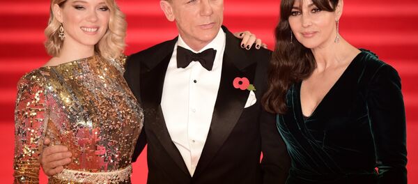 (L-R) French actress Lea Seydoux, British actor Daniel Craig and Italian actress Monica Bellucci pose on arrival for the world premiere of the new James Bond film 'Spectre' at the Royal Albert Hall in London on October 26, 2015. (L-R) French actress Lea Seydoux, British actor Daniel Craig and Italian actress Monica Bellucci pose on arrival for the world premiere of the new James Bond film 'Spectre' at the Royal Albert Hall in London on October 26, 2015. - Sputnik International