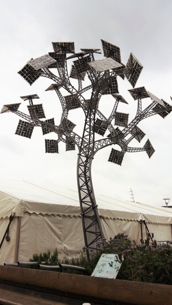 The Energy Tree, in Bristol, provides free mobile phone charging points and wi-fi in the English city. - Sputnik International