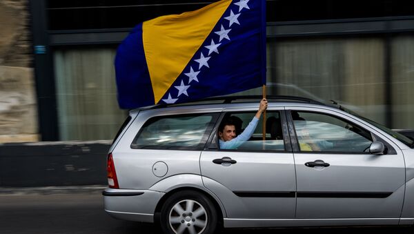A man waves the Bosnian flag in Sarajevo on October 6, 2018 on the eve of Bosnian tripartite presidency election. - Sputnik International