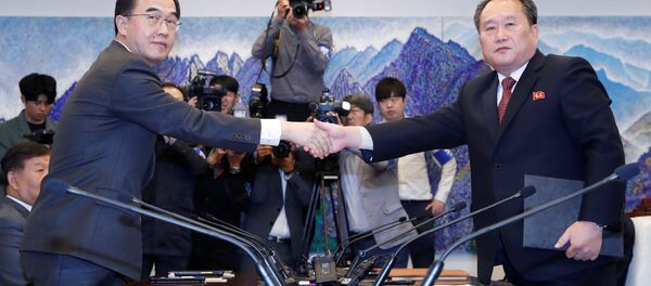North Korea's Ri Son Gwon, chairman of the Committee for the Peaceful Reunification of the Country, shakes hands with South Korean Unification Minister Cho Myoung-gyon after exchanging the joint statement during their meeting at the truce village of Panmunjom inside the demilitarized zone, South Korea, October 15, 2018. - Sputnik International