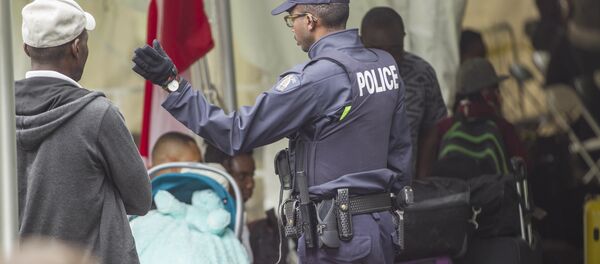 Canadian Police Officer Talks to Illegal Migrants Canadian Police Officer Talks to Illegal Migrants - Sputnik International