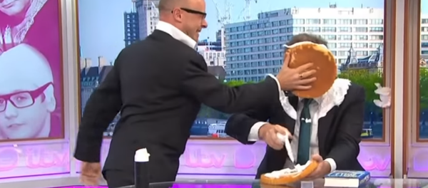 Piers Morgan gets pied by comedian Harry Hill over recent remarks made about actor Daniel Craig - Sputnik International