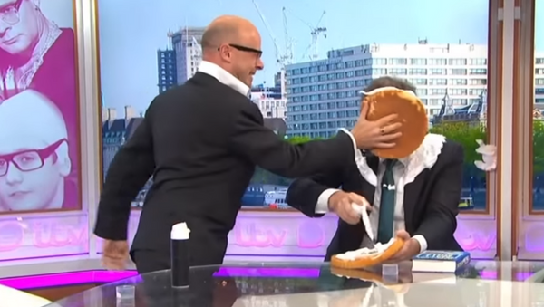 Piers Morgan gets pied by comedian Harry Hill over recent remarks made about actor Daniel Craig - Sputnik International