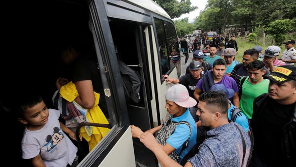 Honduran migrants board trucks sending them back to Honduras, after they crossed the border into Guatemala illegally in their bid to reach the U.S., in Agua Caliente, Guatemala October 17, 2018. - Sputnik International