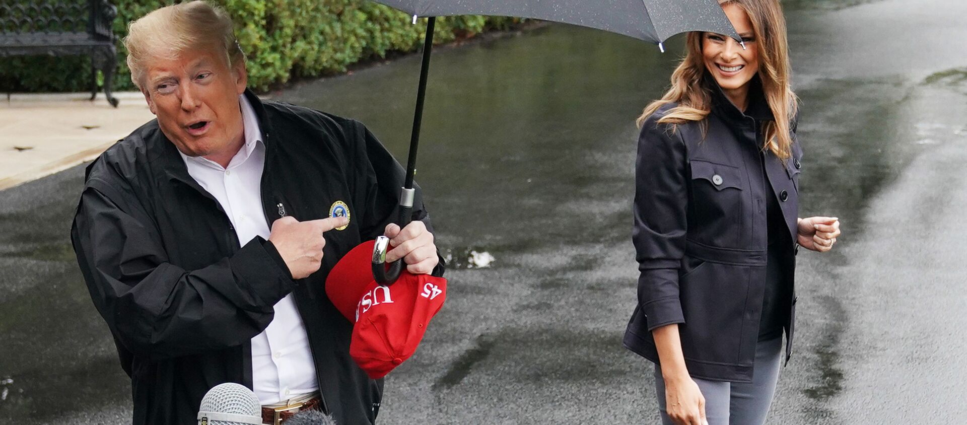 US President Donald Trump and First Lady Melania Trump make their way to board Marine One from the South Lawn of the White House in Washington, DC on October 15, 2018. - Trump is heading to Florida after Hurricane Michael devastated the state.  - Sputnik International, 1920, 26.08.2019