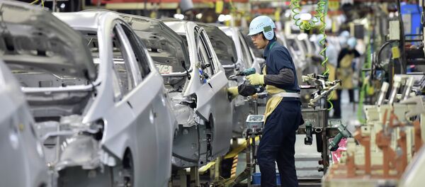 People work on the production line of the Toyota Motor Prius at the company's Tsutsumi plant in Toyota, Aichi prefecture on December 4, 2014 - Sputnik International