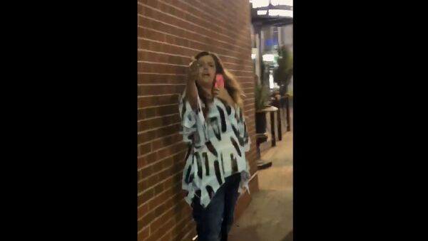 Woman caught on camera yelling racial slurs at strangers October 16, 2018, in Kansas City, Missouri. - Sputnik International