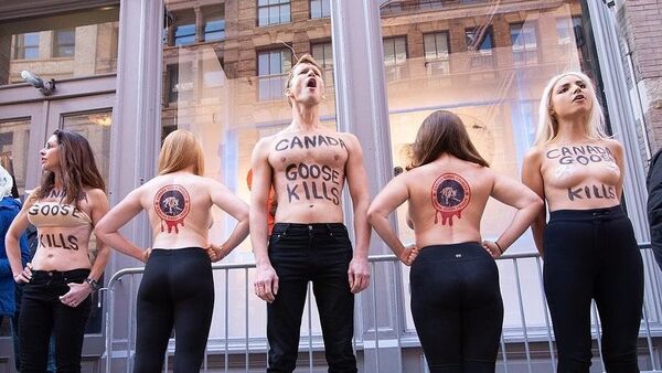 Topless PETA supporters braved the cold to take a stand against Canada Goose's cruelty to animals. - Sputnik International