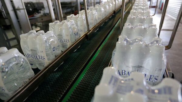 Plastic bottles of mineral water on the bottling line - Sputnik International