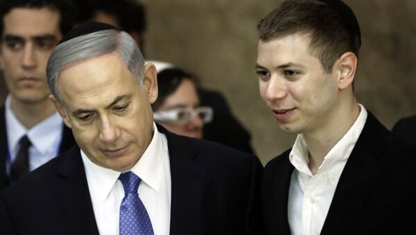 A picture taken on March 18, 2015 shows Israeli Prime Minister Benjamin Netanyahu (L) and his son Yair visiting the Wailing Wall in Jerusalem. The son of Israeli Prime Minister Benjamin Netanyahu faced online criticism on September 9, 2017 after sharing an image on his Facebook page deemed anti-Semitic by critics. - Sputnik International