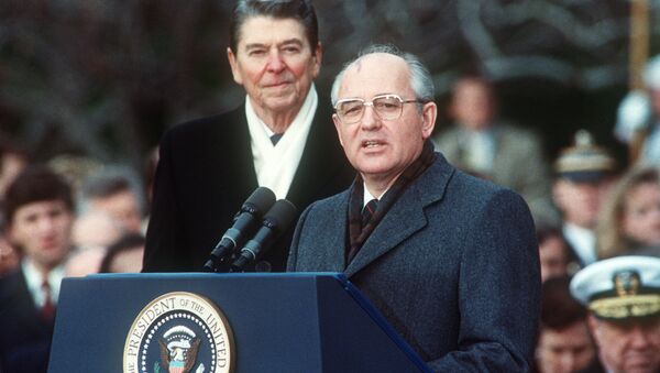 This photo shows US President Ronald Reagan (L) with Soviet leader Mikhail Gorbachev during welcoming ceremonies at the White House on the first day of their disarmament summit on December 8, 1987 - Sputnik International