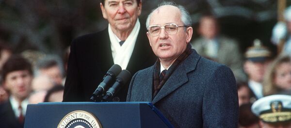 This photo shows US President Ronald Reagan (L) with Soviet leader Mikhail Gorbachev during welcoming ceremonies at the White House on the first day of their disarmament summit on December 8, 1987 This photo shows US President Ronald Reagan (L) with Soviet leader Mikhail Gorbachev during welcoming ceremonies at the White House on the first day of their disarmament summit on December 8, 1987 - Sputnik International