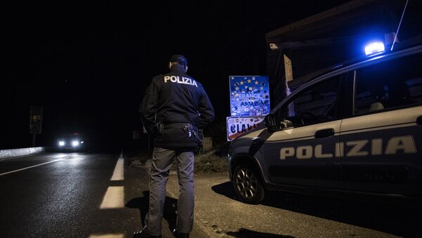 An Italian police officers newly dispatched at the border stands guard on the Italian side late on October 20, 2018 at the Italian - French border in the Alpine border town of Claviere, some 100 kilometers west of Turin. - Sputnik International