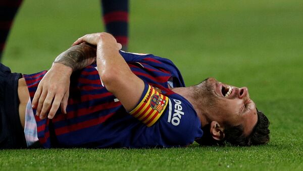 Barcelona's Lionel Messi after sustaining an injury in Barcelona's La Liga clash with Sevilla at Camp Nou on October 20, 2018 - Sputnik International