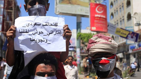 Protesters demonstrate against the deteriorating economy in Taiz, Yemen, October 4, 2018. - Sputnik International