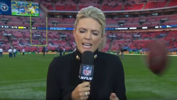 Reporter Melissa Stark hit on head by football during NFL report - Sputnik International