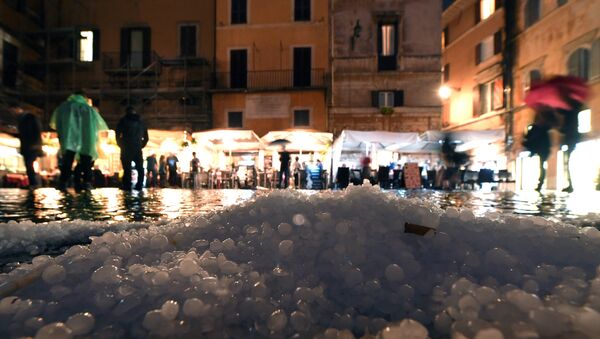 Hail covers the street in downtown Rome during a hailstorm on October 21, 2018 - Sputnik International