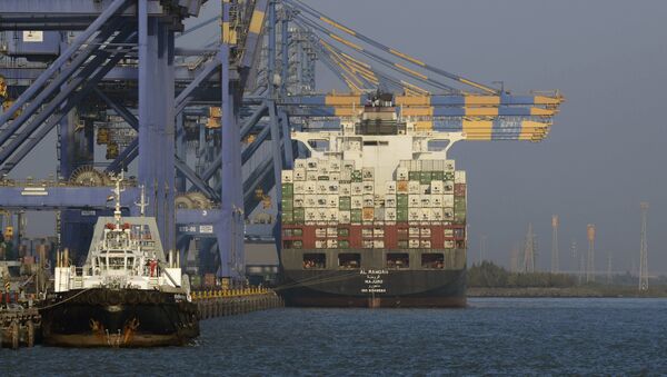 A container ship (R) docked at India's Adani Port Special Economic Zone (APSEZ) in Mundra (File) - Sputnik International