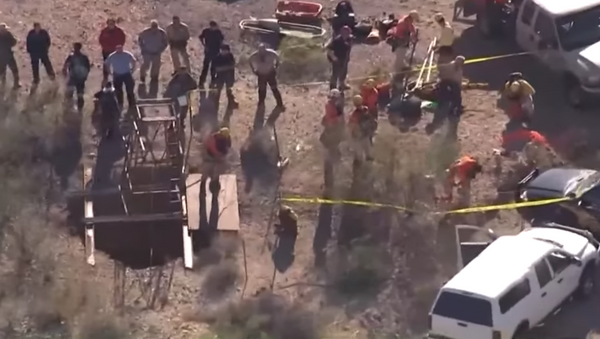Arizona authorities work to rescue local who fell down 100-foot-deep mine shaft - Sputnik International