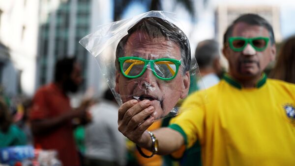 La máscara con la imagen del candidato brasileño presidencial ultraderechista Jair Bolsonaro - Sputnik International