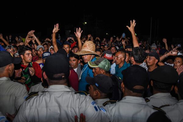 Honduran migrants taking part in a new caravan heading to the US, talk with Guatemalan police officers on their arrival to Chiquimula, Guatemala, on October 22, 2018 Honduran migrants taking part in a new caravan heading to the US, talk with Guatemalan police officers on their arrival to Chiquimula, Guatemala, on October 22, 2018 - Sputnik International