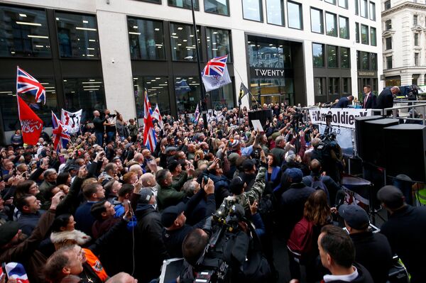 Far right activist Stephen Yaxley-Lennon, who goes by the name Tommy Robinson, speaks to supporters as he arrives to face contempt of court charges at the Old Bailey in London, Britain, October 23, 2018 Far right activist Stephen Yaxley-Lennon, who goes by the name Tommy Robinson, speaks to supporters as he arrives to face contempt of court charges at the Old Bailey in London, Britain, October 23, 2018 - Sputnik International