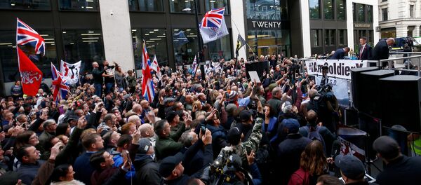 Far right activist Stephen Yaxley-Lennon, who goes by the name Tommy Robinson, speaks to supporters as he arrives to face contempt of court charges at the Old Bailey in London, Britain, October 23, 2018 - Sputnik International