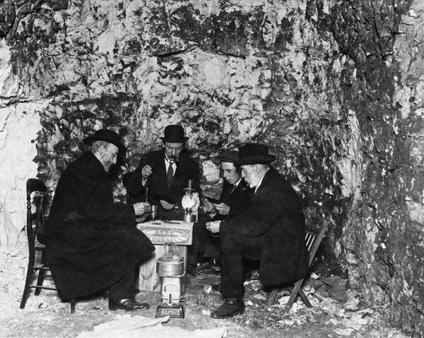 A group of Englishmen huddle in a cave beneath Ramsgate in Kent during a First World War air raid A group of Englishmen huddle in a cave beneath Ramsgate in Kent during a First World War air raid - Sputnik International