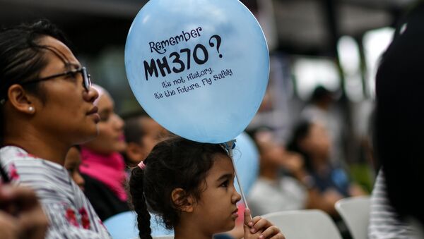 A young girl holds a balloon with a message during a memorial event for the missing Malaysia Airlines flight MH370, in Kuala Lumpur on March 3, 2018 ahead of the fourth anniversary of the ill-fated plane’s disappearance - Sputnik International