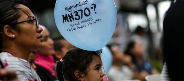 A young girl holds a balloon with a message during a memorial event for the missing Malaysia Airlines flight MH370, in Kuala Lumpur on March 3, 2018 ahead of the fourth anniversary of the ill-fated plane’s disappearance - Sputnik International