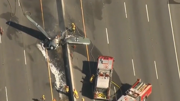 Plane crashes on southern California highway. - Sputnik International