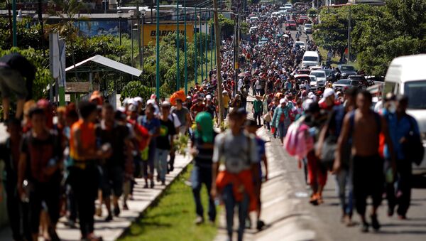 Central American migrants walk along the highway near the border with Guatemala, as they continue their journey trying to reach the U.S., in Tapachula, Mexico October 21, 2018 - Sputnik International