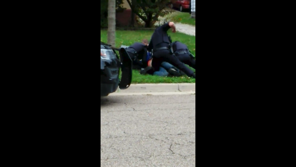 Akron Police Department launch use-of-force investigation after video emerges, showing officer punch suspect more than 30 times. - Sputnik International