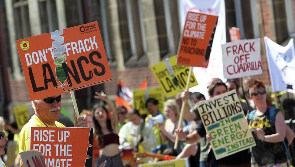Anti-Fracking protesters demonstrate outside Lancashire County Hall in Preston, northwest England, on June 23, 2015 - Sputnik International