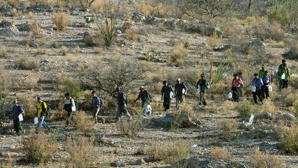 Mexican immigrants walk in line through the Arizona desert near Sasabe, Sonora state, in an attempt to illegally cross the Mexican-US border - Sputnik International