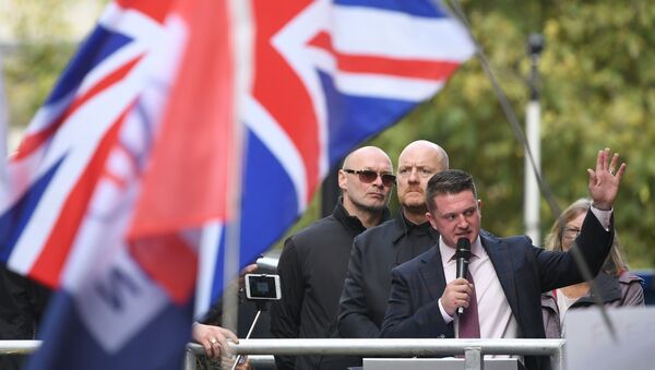 Stephen Yaxley-Lennon (R), AKA Tommy Robinson, founder and former leader of the anti-Islam English Defence League (EDL), addresses supporters outside the Old Bailey, London's Central Criminal Court, in central London on October 23, 2018, after a case in which he is charged with contempt of court was referred to the attorney general. - Sputnik International