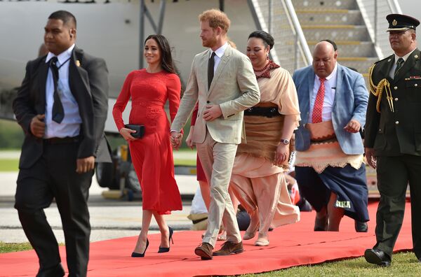 Britain's Prince Harry and his wife Meghan, Duchess of Sussex arrive at Fua'amotu airport in Tonga on October 25, 2018. Prince Harry and his pregnant wife Meghan left Fiji after a three-day official visit and arrived in Tonga as part of their tour of Australia and the South Pacific. Britain's Prince Harry and his wife Meghan, Duchess of Sussex arrive at Fua'amotu airport in Tonga on October 25, 2018. Prince Harry and his pregnant wife Meghan left Fiji after a three-day official visit and arrived in Tonga as part of their tour of Australia and the South Pacific. - Sputnik International