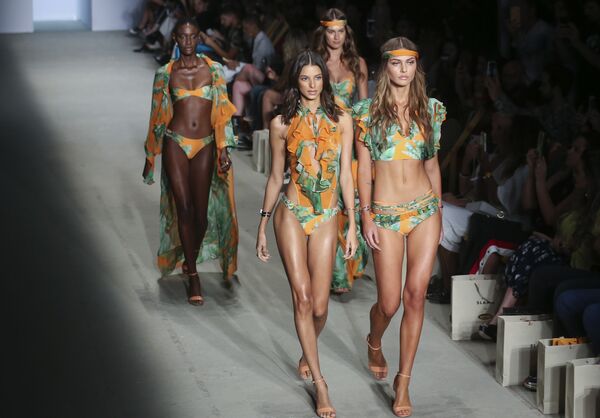 Putting the ‘S’ in Sizzle: Models Parade on Catwalk at Brazil Fashion Week - Sputnik International