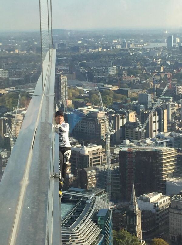 Alain Robert, known as 'Spiderman', climbs the Heron Tower in London - Sputnik International