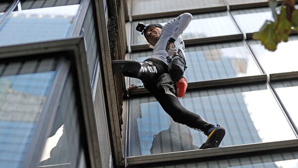 French free-climber Alain Robert, known as 'Spiderman', attempts to climb up the outside of the Heron Tower in the financial district of London, Britain, October 25, 2018 - Sputnik International