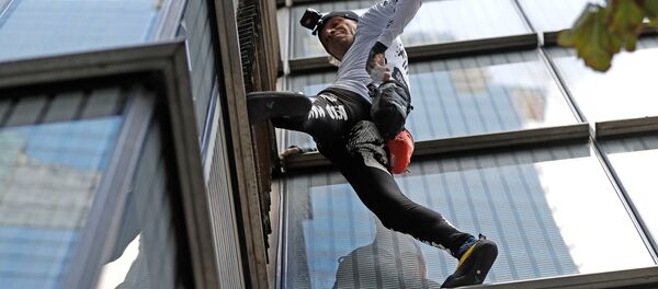 French free-climber Alain Robert, known as 'Spiderman', attempts to climb up the outside of the Heron Tower in the financial district of London, Britain, October 25, 2018 - Sputnik International