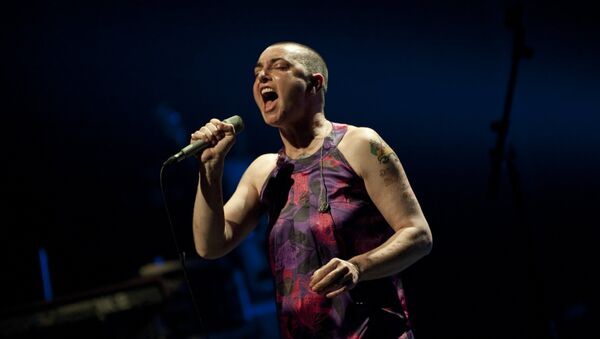 Irish singer-songwriter Sinead O'Connor performs during a concert at the Koninklijk Circus - Cirque Royal, in Brussels on April 12, 2012. - Sputnik International