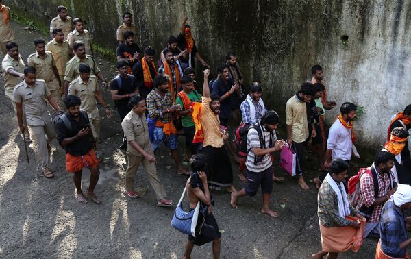 Policemen escort members of the Hindu groups to Pampa base camp, to prevent them from clashing with women of menstrual age entering Sabarimala temple for the first time in centuries, in Pathanamthitta district in the southern state of Kerala, India, October 18, 2018 - Sputnik International
