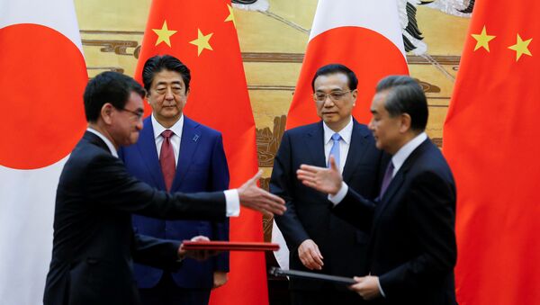Chinese Premier Li Keqiang, Japanese Prime Minister Shinzo Abe, Chinese Foreign Minister Wang Yi and Japanese Foreign Minister Taro Kono attend a signing ceremony in Beijing - Sputnik International