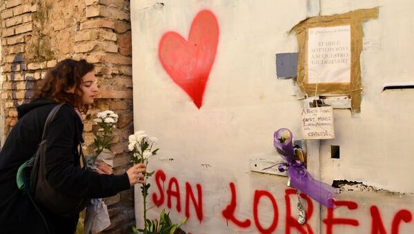 A tribute to Desirée Mariottini outside the abandoned building where she was found in the San Lorenzo district - Sputnik International