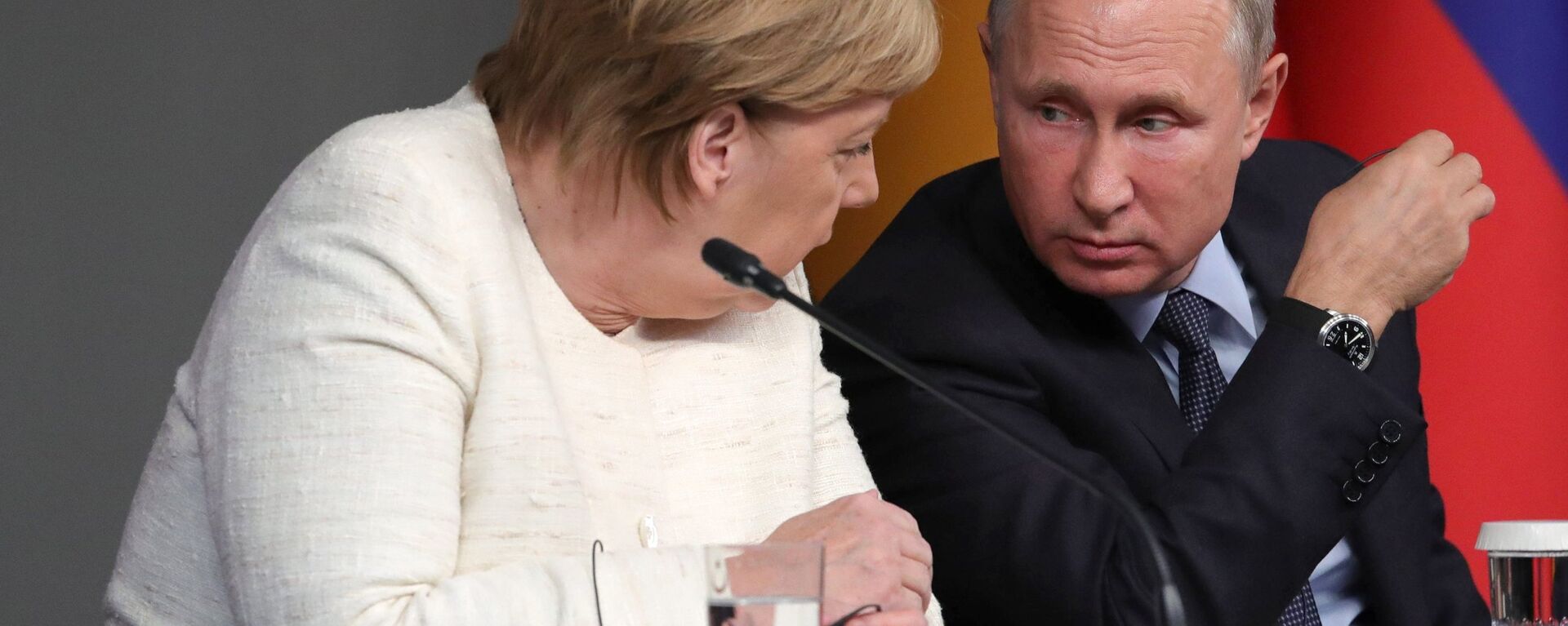 Russian President Vladimir Putin and German Chancellor Angela Merkel during a press conference following the Russia-France-Germany-Turkey summit on Syria in Istanbul on October 27, 2018. - Sputnik International, 1920, 08.05.2020