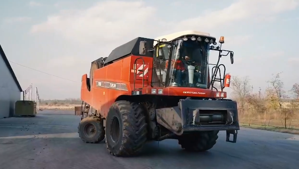 Russian Self-Driving Combine Harvester - Sputnik International