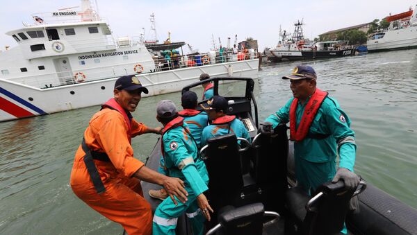 Members of a rescue team prepare to search for survivors from the Lion Air flight JT 610, which crashed into the sea, at Jakarta seaport on October 29, 2018. - Sputnik International