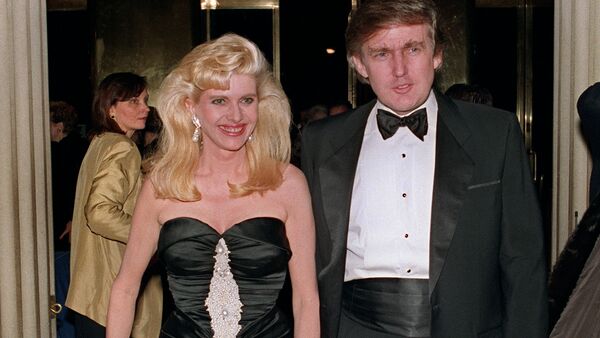 Billionaire Donald Trump and his wife Ivana arrive 04 December 1989 at a social engagement in New York - Sputnik International